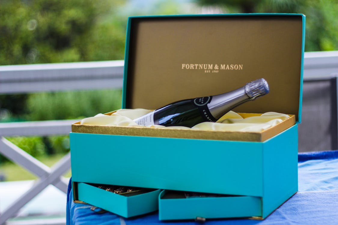 Botella de vino presentada elegantemente en caja de regalo para el Día del Padre